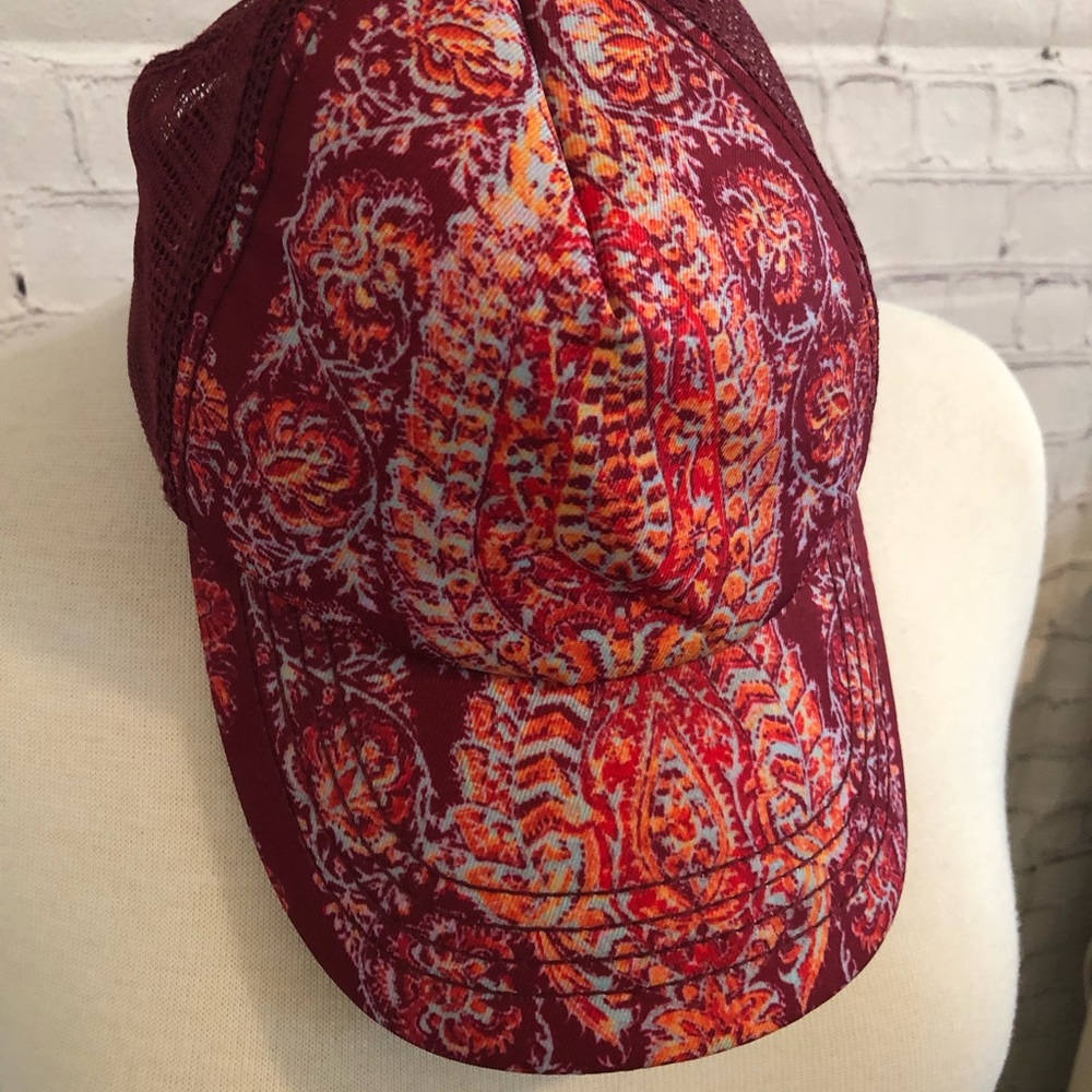 Women’s BillaBong Trucker Hat -EUC